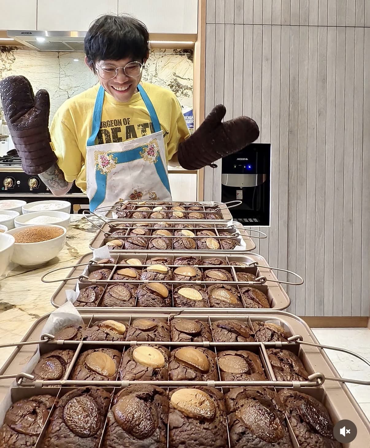 Baker OmaLexy dengan loyang brownies segar