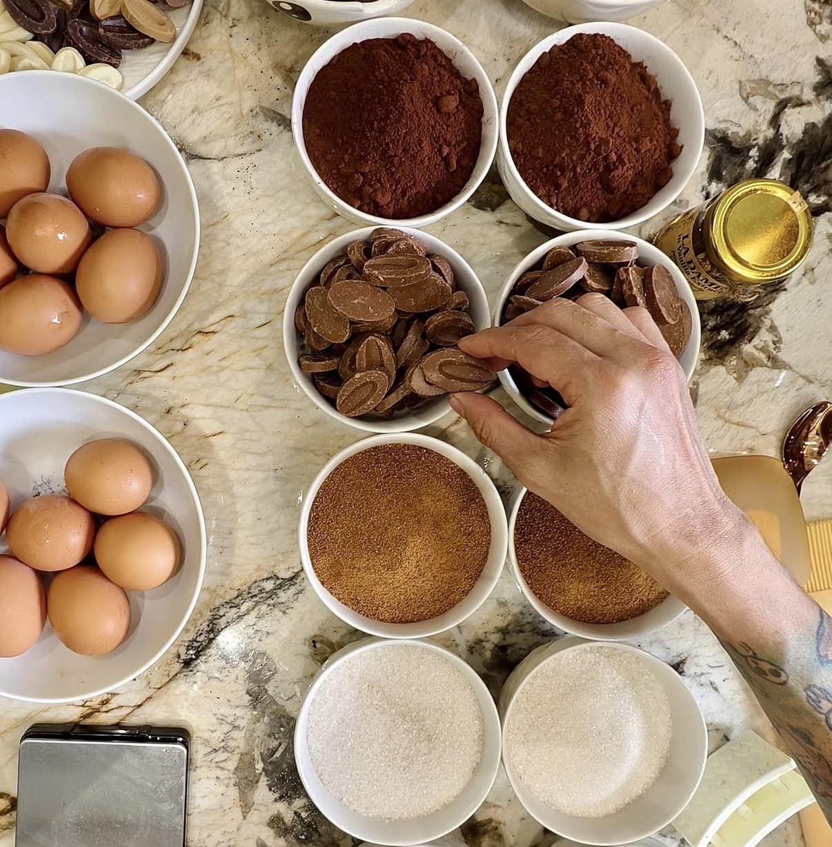 Bahan premium: telur, cokelat couverture Valrhona, kakao